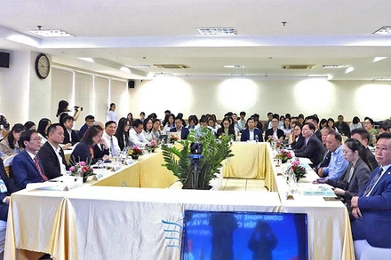 Đông đảo đại biểu dự hội thảo.