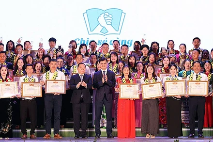 Đại diện lãnh đạo Ủy ban Trung ương Mặt trận Tổ quốc Việt Nam, Trung ương Đoàn và các đơn vị liên quan cùng 80 thầy, cô giáo tiêu biểu của chương trình.