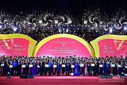 Đại diện lãnh đạo thành phố Hà Nội và các ban, bộ, ngành, đoàn thể Trung ương, địa phương cùng những thủ khoa xuất sắc của Thủ đô được tuyên dương năm nay.