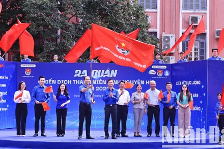 Đại diện Trung ương Đoàn, Thành đoàn Hà Nội và các đơn vị liên quan thực hiện nghi thức khởi động Chiến dịch "Thanh niên tình nguyện hè" năm 2025.