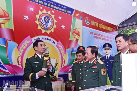 Đại tướng Phan Văn Giang, Ủy viên Bộ Chính trị, Bộ trưởng Quốc phòng tham quan khu vực triển lãm của Tổng cục Hậu cần-Kỹ thuật bên lề Lễ trao Giải thưởng "Tuổi trẻ sáng tạo trong quân đội" lần thứ 25.