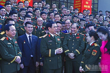 Đại tướng Phan Văn Giang trao đổi về phong trào "Tuổi trẻ sáng tạo" trong quân đội với các đại biểu bên lề chương trình.