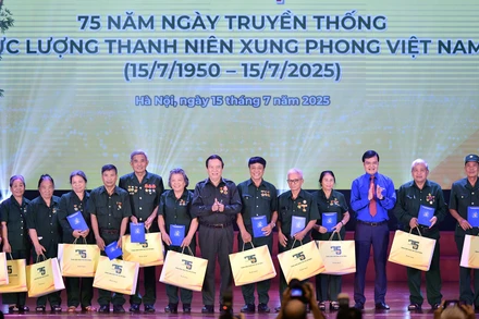Trao quà tặng các cựu thanh niên xung phong tại Lễ kỷ niệm 75 năm Ngày truyền thống lực lượng thanh niên xung phong Việt Nam, ngày 15/7/2025 tại Hà Nội. (Ảnh LINH PHAN)