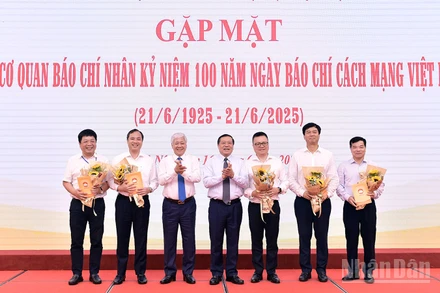 Đồng chí Đỗ Văn Chiến và đồng chí Lại Xuân Môn (thứ 3 và 4 từ trái sang) tặng hoa đại diện lãnh đạo các cơ quan báo chí tại chương trình.