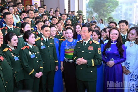 Đại tướng Phan Văn Giang trò chuyện, động viên các đại biểu đoàn viên thanh niên ưu tú bên lề Đại hội.