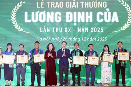 Đại diện Trung ương Đoàn và các đơn vị liên quan trao Giải thưởng Lương Định Của năm 2025 tặng các cá nhân tiêu biểu.