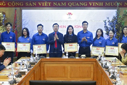 Thường trực Đoàn Thanh niên Mặt trận Tổ quốc, các đoàn thể Trung ương trao Bằng khen tặng các tập thể, cá nhân xuất sắc.
