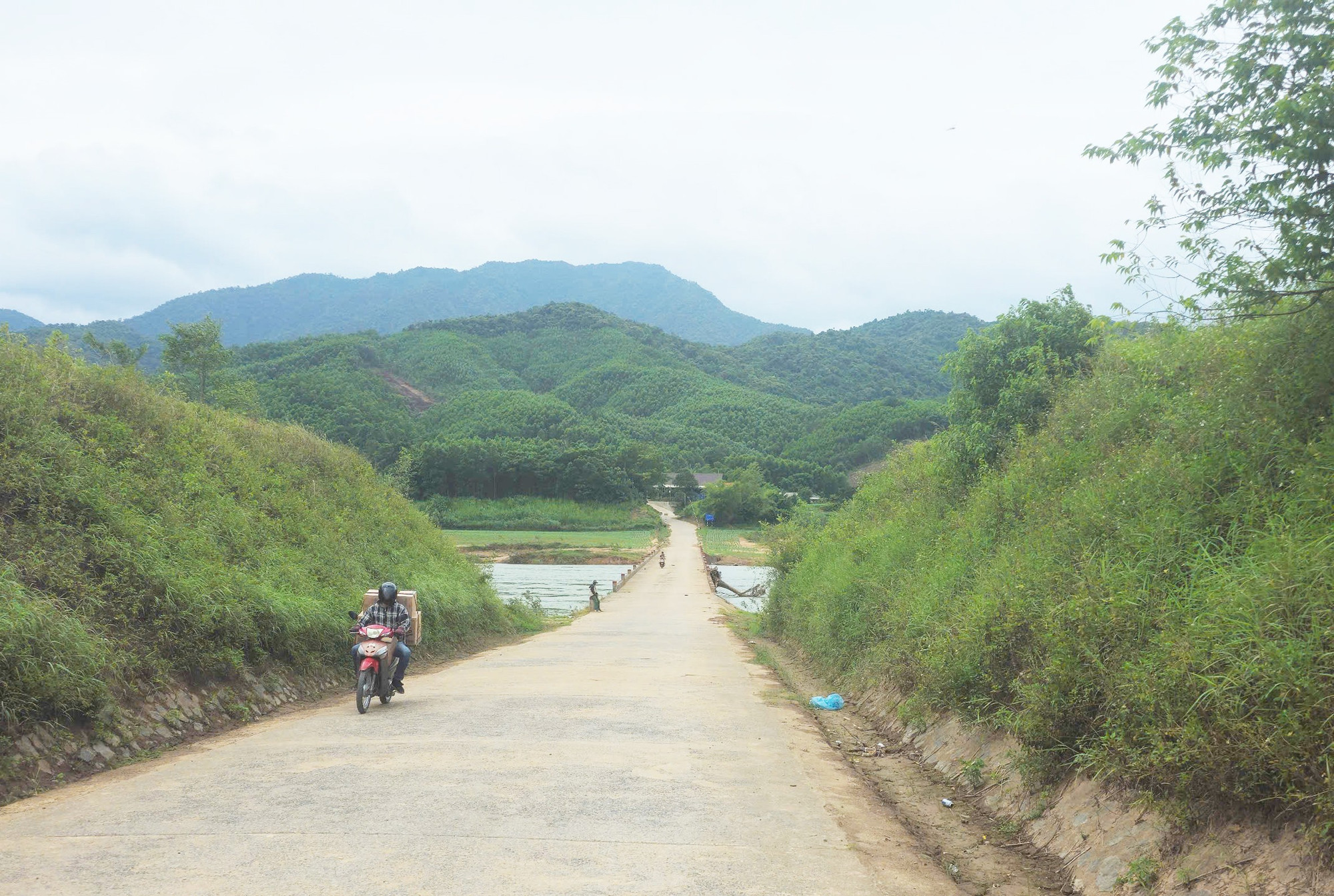 Cầu tràn bắc qua sông Ba Lòng ở xã An toàn khu Ba Lòng. (Ảnh: Lâm Quang Huy) ong-phien-6.jpg