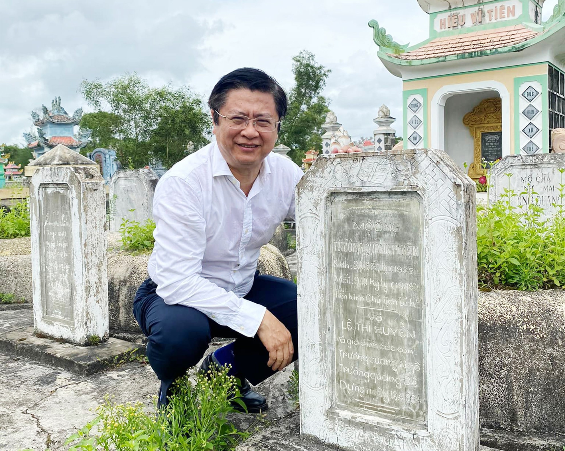 Nguyên Phó Trưởng Ban Đối ngoại Trung ương Trương Quang Hoài Nam thắp hương cho ông nội mình, Trương Quang Phiên. (Ảnh: Lâm Quang Huy) ong-phien-5.jpg