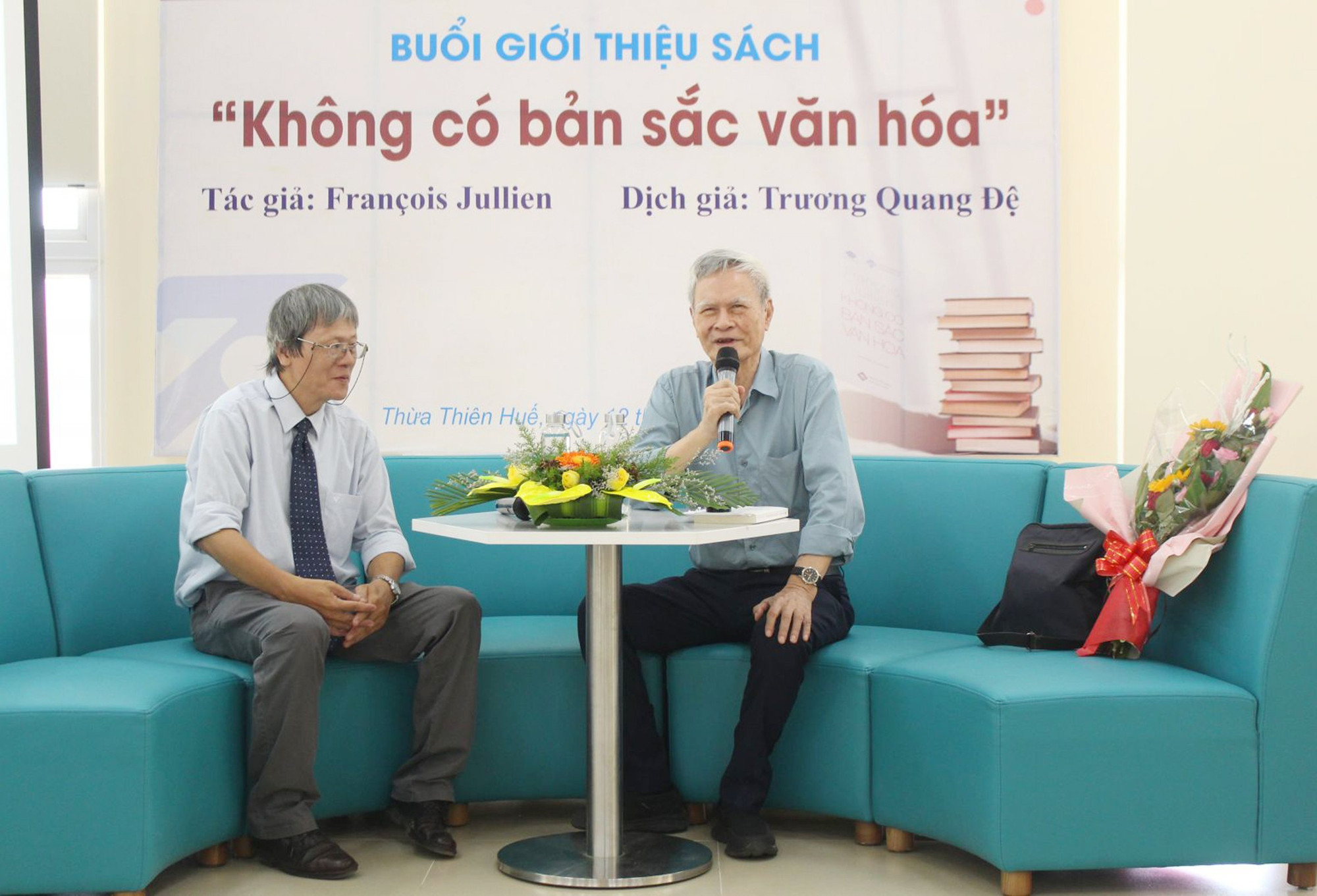 Ông Trương Quang Đệ (bên phải) con trai thứ của ông Trương Quang Phiên. (Ảnh tư liệu) ong-phien-4.jpg