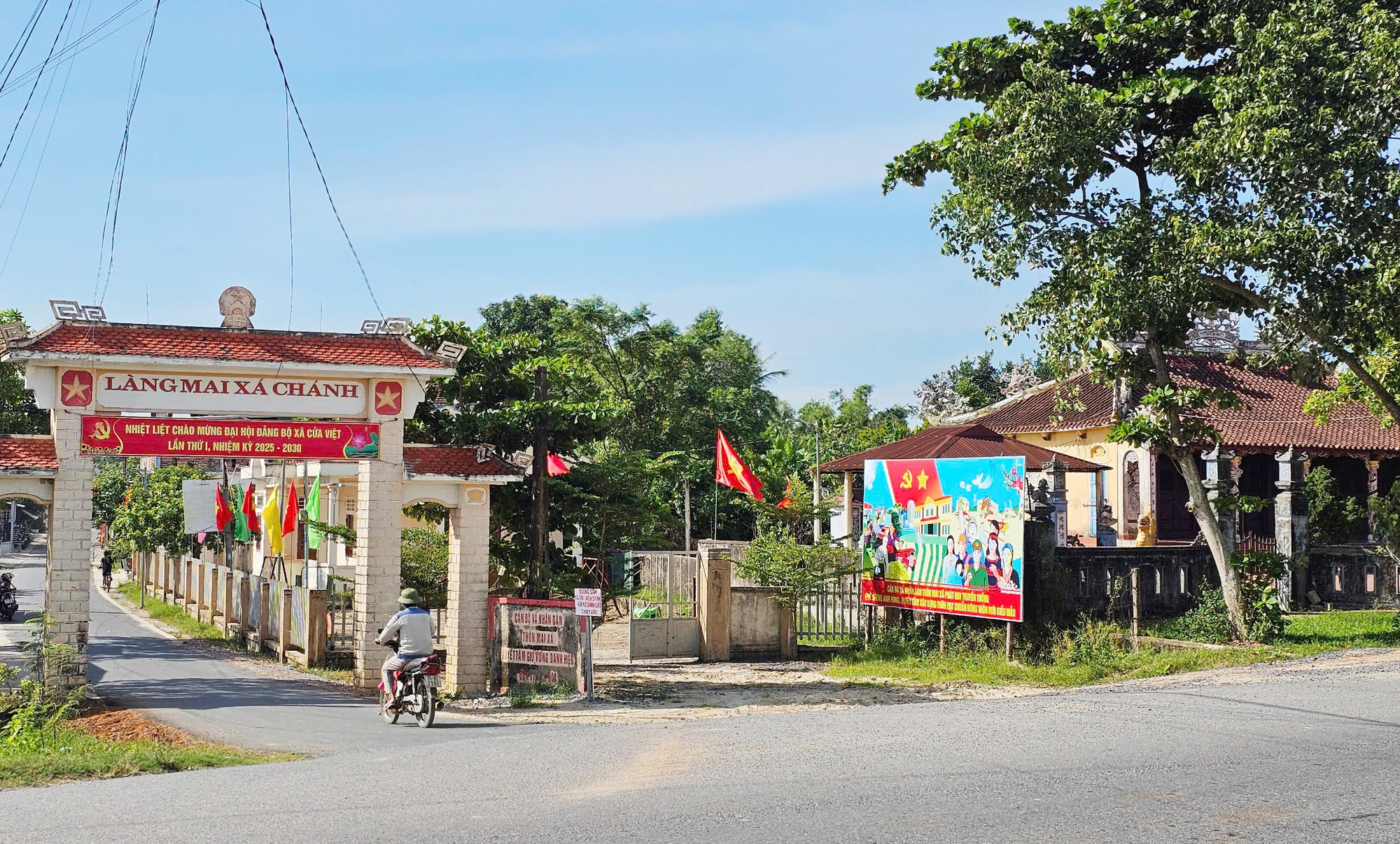 Di tích lịch sử đình làng Mai Xá ( bên phải), nơi ông Trương Quang Phiên tập hợp nhân dân kéo lên tỉnh giành chính quyền vào tháng 8/1945. (Ảnh: Lâm Quang Huy) ong-phien-1.jpg