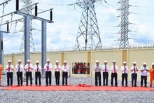 Các đại biểu thực hiện nghi thức gắn biển công trình “04 xuất tuyến 110kV sau trạm biến áp 220kV Phú Bình 2” – công trình tiêu biểu chào mừng Đại hội Đảng bộ EVN lần thứ IV, nhiệm kỳ 2025–2030. (Ảnh: EVNNPC)