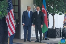 Tổng thống Mỹ Donald Trump chào đón Tổng thống Azerbaijan Ilham Aliyev tại Nhà Trắng, ngày 8/8/2025. (Ảnh: Xinhua)