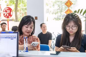 Người dân chỉ nên thực hiện qua VNeID, ứng dụng chính thức của nhà mạng hoặc điểm giao dịch hợp pháp để được hỗ trợ chuẩn hóa thông tin thuê bao di động; tuyệt đối không cung cấp OTP, mật khẩu, ảnh khuôn mặt hay bấm vào đường link lạ. (Ảnh ĐOÀN THỦY)