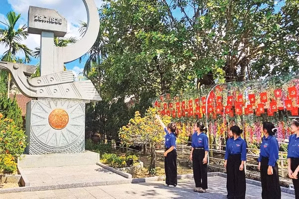 Thế hệ trẻ Thanh Hóa trong một cuộc về nguồn, tìm hiểu vai trò lãnh đạo của Đảng qua các thời kỳ cách mạng. 