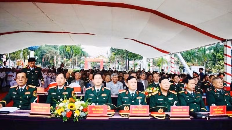 Đông đảo đại biểu tham dự buổi lễ.