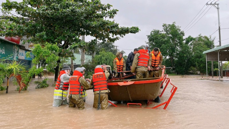 Lực lượng chức năng chuẩn bị mọi vật lực để di dời người dân.