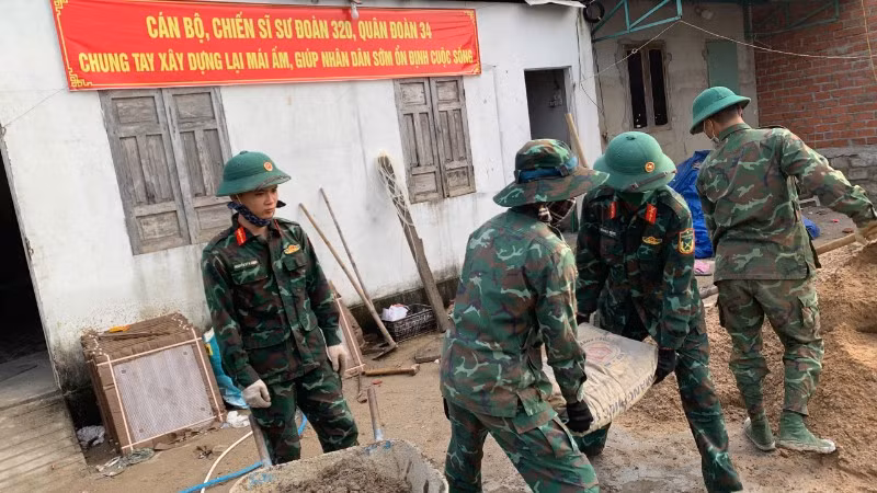 Cán bộ, chiến sĩ Trung đoàn 48 khẩn trương hỗ trợ người dân sửa chữa, xây dựng lại nhà cửa ở phía đông Gia Lai.