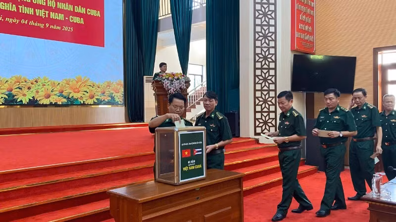 Cán bộ, chiến sĩ Bộ đội Biên phòng tỉnh Gia Lai quyên góp ủng hộ nhân dân Cuba, thể hiện nghĩa tình đoàn kết hai nước.