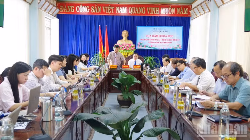 Quang cảnh buổi tọa đàm.