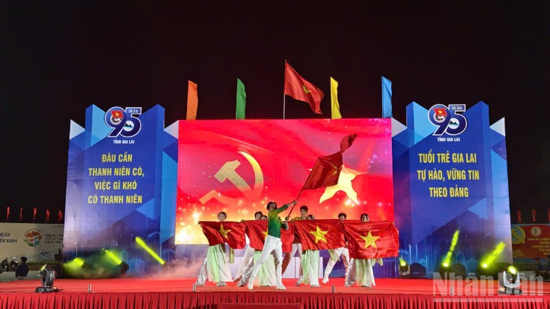 Biểu diễn văn nghệ chào mừng kỷ niệm 95 năm Ngày thành lập Đoàn Thanh niên Cộng sản Hồ Chí Minh.