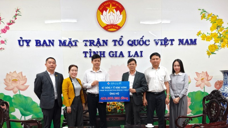Đại diện Hệ thống Y tế Hùng Vương trao 400 triệu đồng cho bà con vùng lũ thông qua Ủy ban Mặt trận Tổ quốc Việt Nam tỉnh Gia Lai.