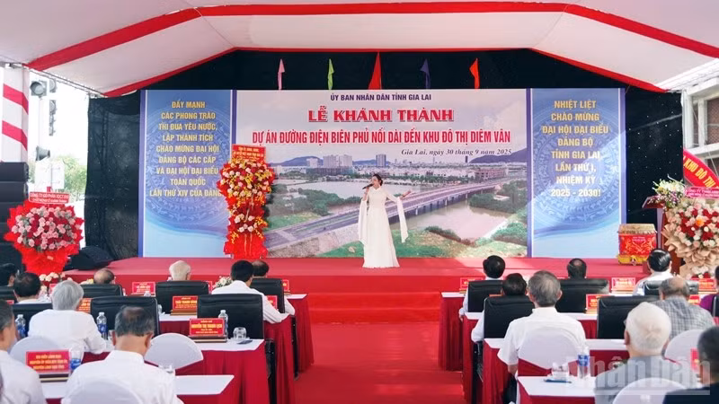 Văn nghệ chào mừng buổi lễ.