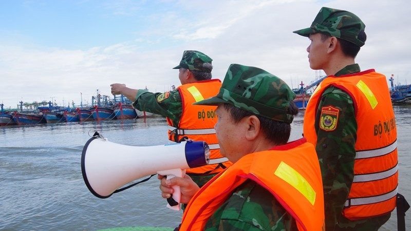 Lực lượng chức năng kêu gọi người dân gia cố tài sản, lên bờ tránh bão.