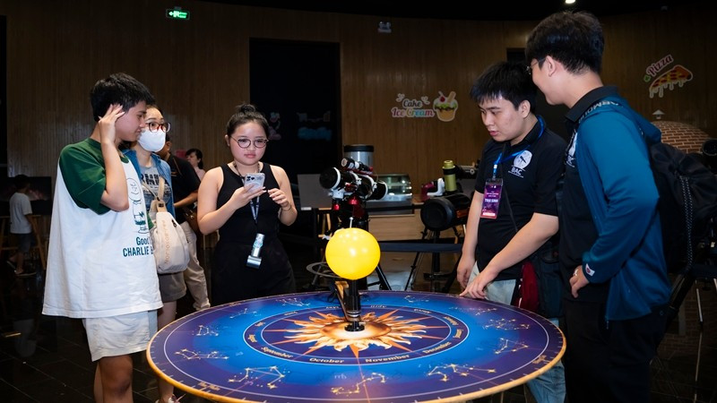 Học sinh tham gia hoạt động STEM thiên văn trong khuôn khổ Tuần lễ thiên văn cộng đồng.