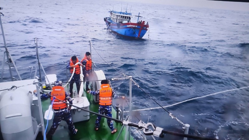 Lực lượng chức năng kêu gọi tàu, thuyền vào nơi tránh bão.