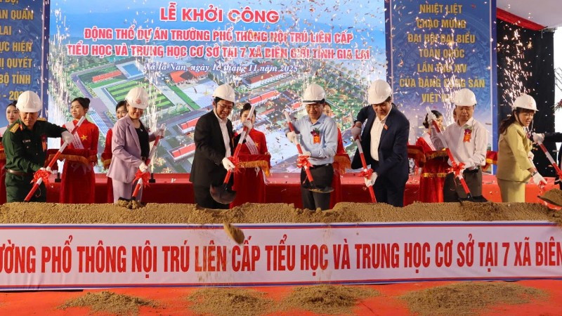 Đồng chí Hồ Quốc Dũng cùng các đại biểu tỉnh Gia Lai động thổ dự án trường phổ thông nội trú liên cấp Tiểu học và Trung học cơ sở tại 7 xã biên giới tỉnh Gia Lai.