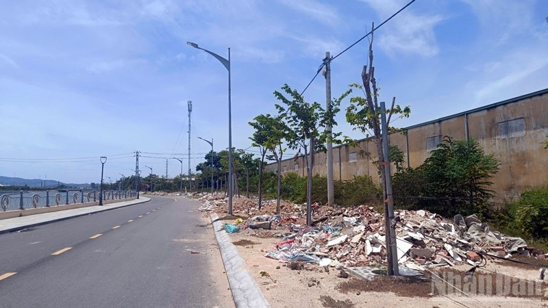 Dọc bờ sông Dinh ngổn ngang chất thải xây dựng.