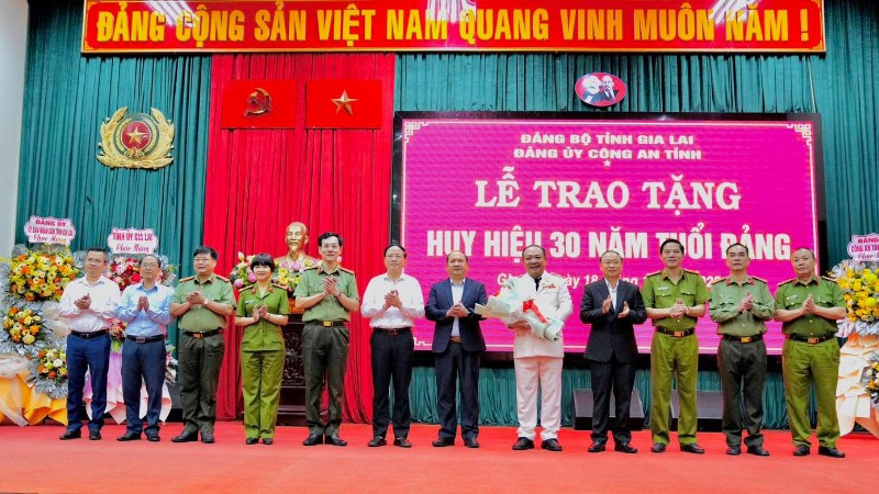 Lãnh đạo tỉnh Gia Lai trao tặng Huy hiệu 30 năm tuổi Đảng cho Thiếu tướng Lê Quang Nhân.