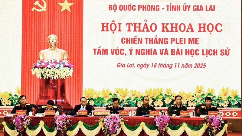 Đoàn Chủ tịch chủ trì hội thảo.