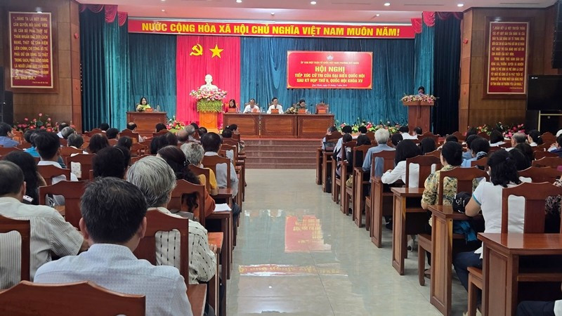 Toàn cảnh buổi tiếp xúc cử tri tại phường Quy Nhơn.