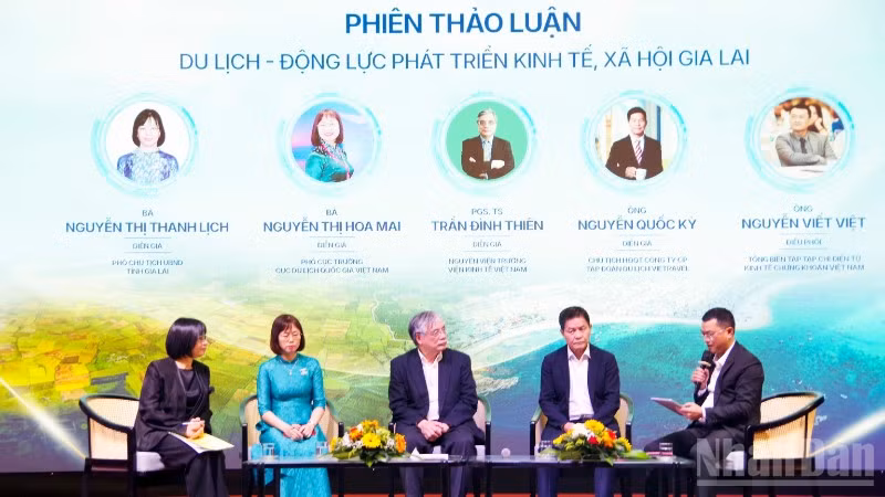 Các diễn giả thảo luận tại diễn đàn.