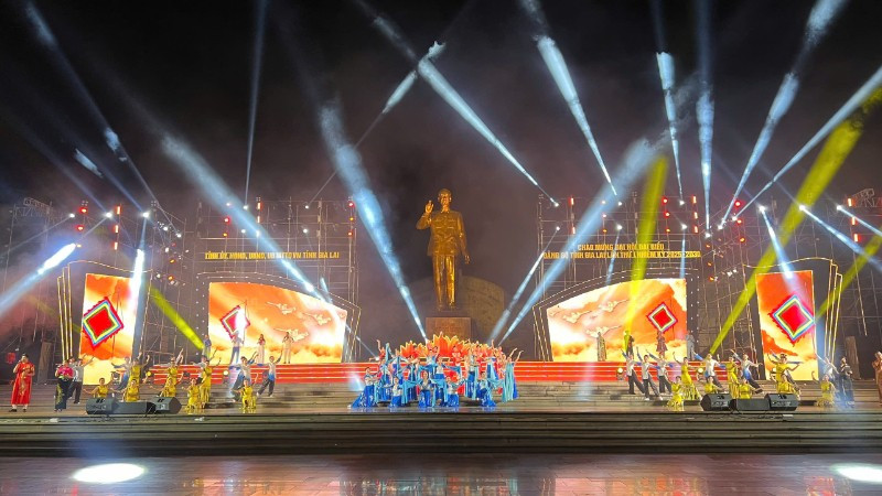 Chương trình nghệ thuật đặc sắc diễn ra tại Quảng trường Đại Đoàn Kết (phường Pleiku, tỉnh Gia Lai).