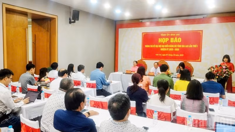 Quang cảnh buổi họp báo.