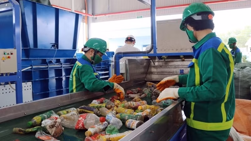 Xử lý rác thải nhựa là vấn đề cấp bách hiện nay.