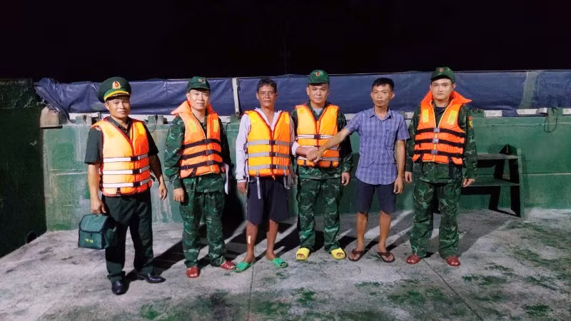 Đồn Biên phòng Tam Quan Nam tiếp nhận ngư dân gặp nạn từ tàu vận tải VTT-169 Xuân Toàn.
