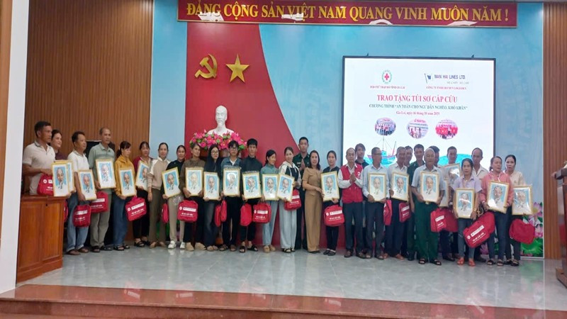 Trao túi thuốc y tế, ảnh Bác Hồ tặng các hộ dân.
