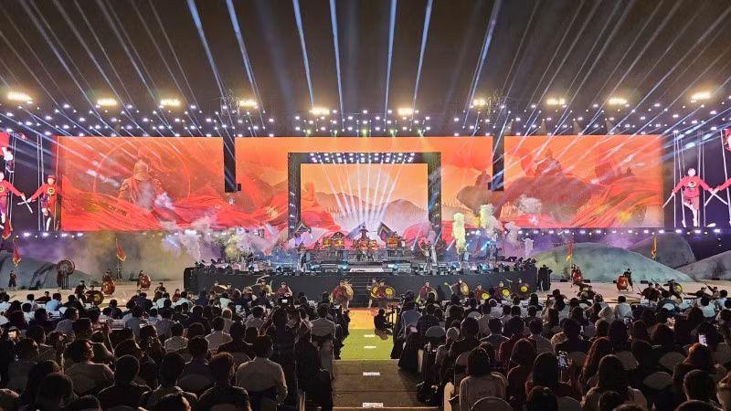 Lễ khai mạc năm Du lịch quốc gia 2026 được dàn dựng công phu, kết hợp âm nhạc với hiệu ứng ánh sáng hiện đại.