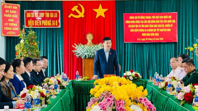 Phó Chủ tịch Quốc hội Vũ Hồng Thanh thăm hỏi, tặng quà Tết cán bộ, chiến sĩ Đồn Biên phòng Ia O, xã Ia O, tỉnh Gia Lai.