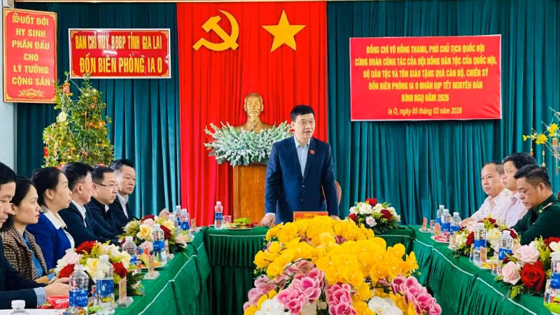 Phó Chủ tịch Quốc hội Vũ Hồng Thanh thăm hỏi, tặng quà Tết cán bộ, chiến sĩ Đồn Biên phòng Ia O, xã Ia O, tỉnh Gia Lai.