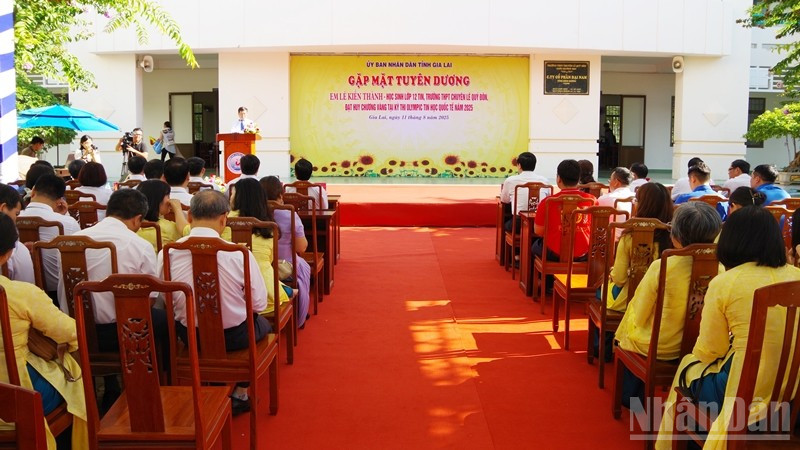 Lễ tuyên dương diễn ra trong khuôn viên Trường trung học phổ thông chuyên Lê Quý Đôn.