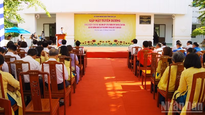 Lễ tuyên dương diễn ra trong khuôn viên Trường trung học phổ thông chuyên Lê Quý Đôn.