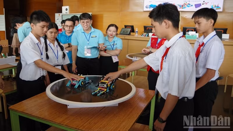 Cuộc thi không chỉ đo lường năng lực lập trình và thiết kế robot, mà còn đánh thức niềm đam mê khoa học ở các em học sinh.