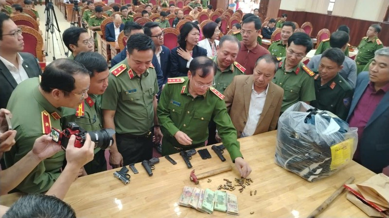 Lực lượng công an công bố tang vật thu giữ được của vụ án.