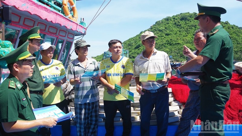 Cán bộ Đồn Biên phòng Cát Khánh, Bộ đội Biên phòng tỉnh Gia Lai tuyên truyền pháp luật cho ngư dân trước khi xuất bến.