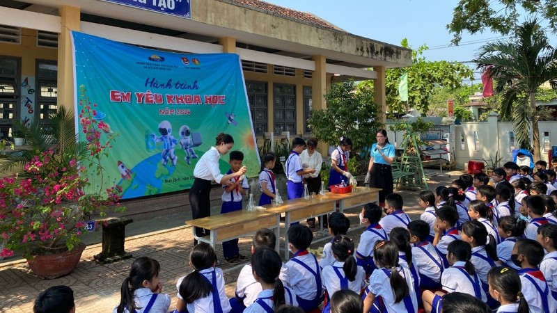 Giáo viên và học sinh cùng tham gia hoạt động trải nghiệm STEM do Trung tâm tổ chức.